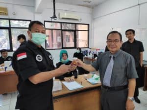 Rektor Unisma Bekasi, Dr. Nandang Najmulmunir, Ir., M.S, menyerahkan urine kepada petugas