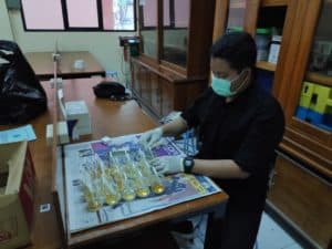 Pemeriksaan Sampel Urine oleh Petugas