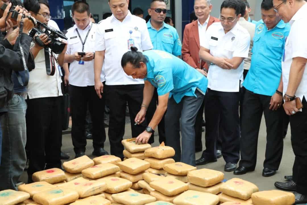BNN RI Kembali Ungkap Dan Sita Ratusan Kilogram Ganja Dalam Truk Box Di Wilayah Lampung