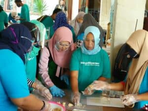 Para peserta pelatihan praktek membuat Kue Semprit Rumput Laut dan Kue Kacang Ijo di dampingi oleh Instruktur