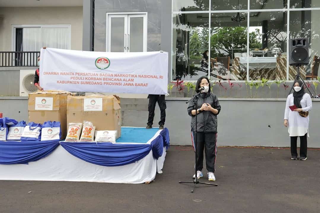 Jalin Silahturahmi, DWP BNN Pusat Gelar Olah raga Bersama Serta Salurkan Bantuan Korban Bencana Alam Jawa Barat
