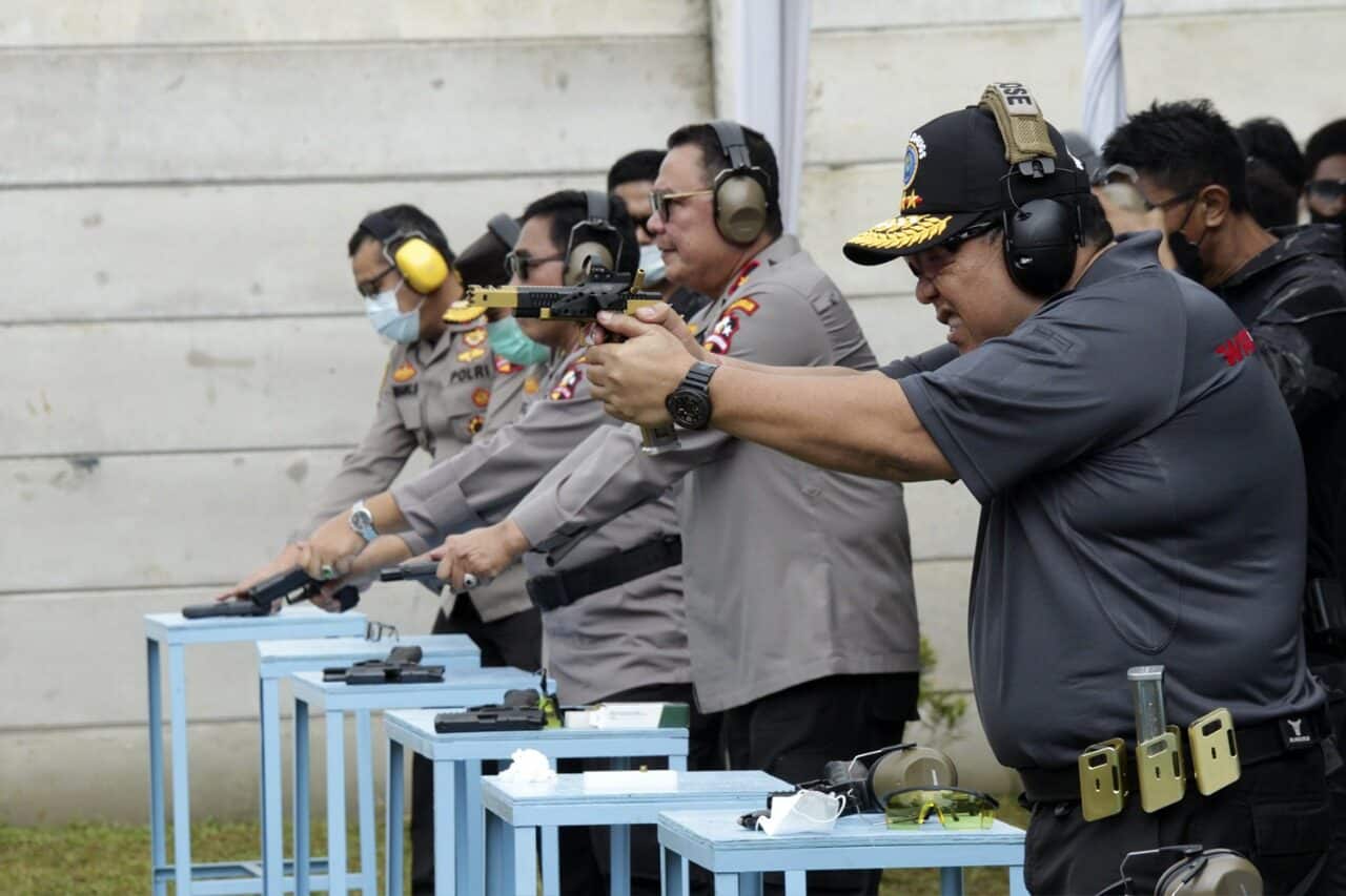 Kepala BNN RI Beserta Seluruh Kepala BNN Provinsi Mengikuti Pelatihan Menembak