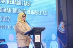 Kenakan Pakaian Adat Bugis, Kepala BNN RI Serahkan Sejumlah Penghargaan Bidang Rehabilitasi Tahun 2022