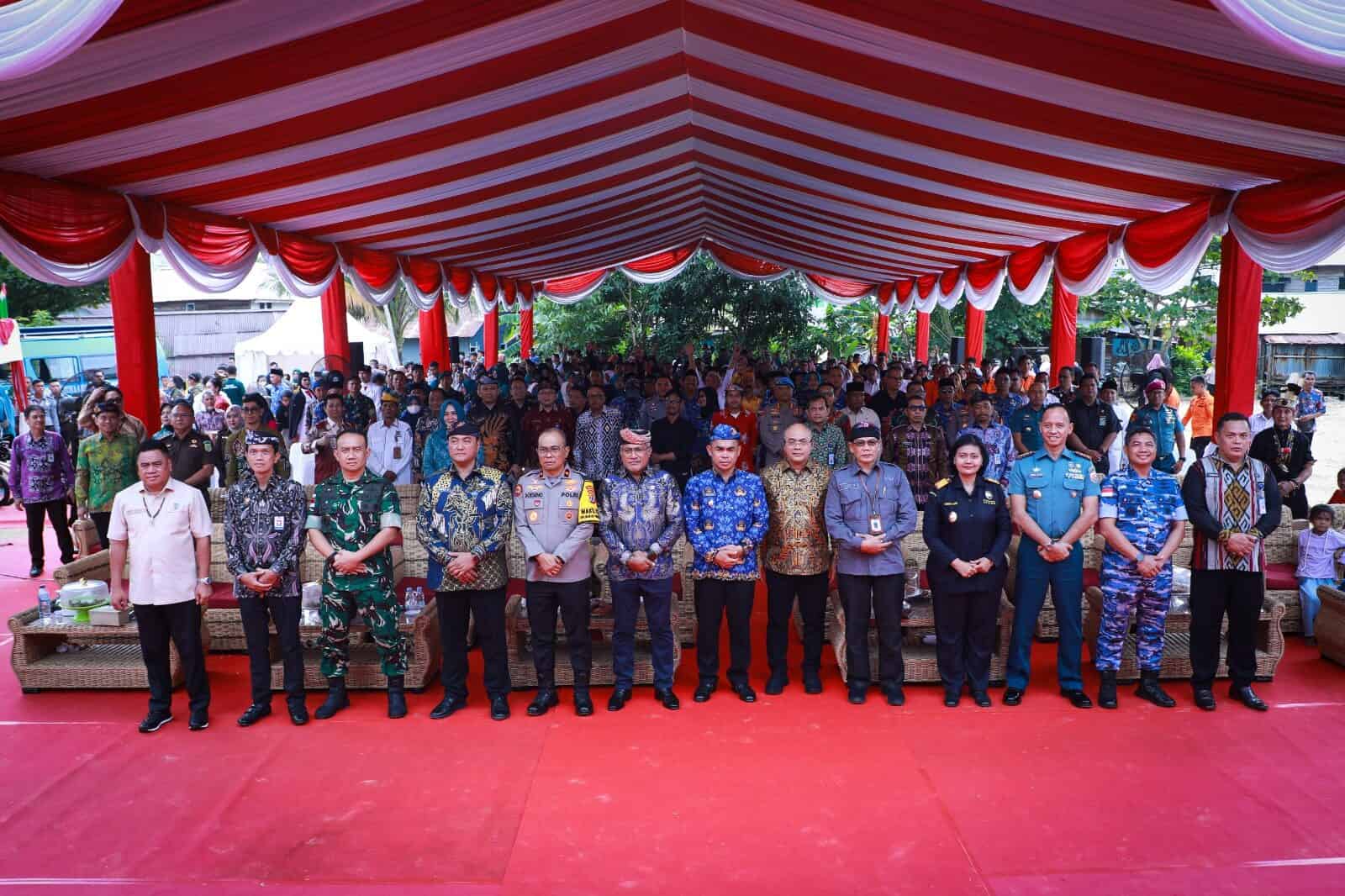 KEPALA BNN RI MENGAJAK RATUSAN MASYARAKAT SELUMIT PANTAI BERIKRAR WUJUDKAN LINGKUNGAN BERSINAR