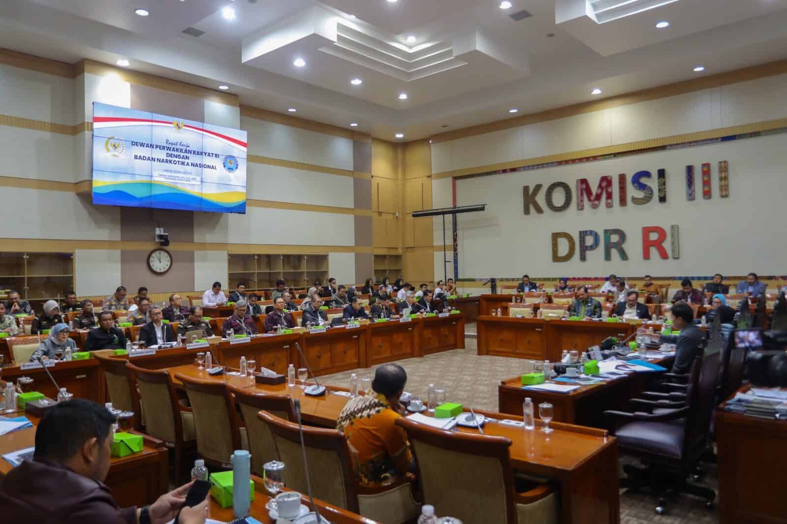 BAHAS EFISIENSI ANGGARAN, BNN HADIRI RAPAT KERJA DAN RDP DENGAN DPR RI