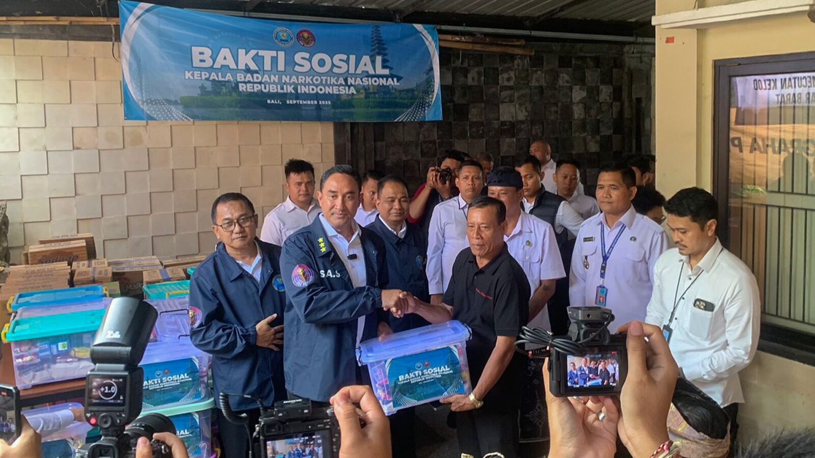 BNN SALURKAN 2.000 PAKET SEMBAKO UNTUK KORBAN BANJIR DI BALI