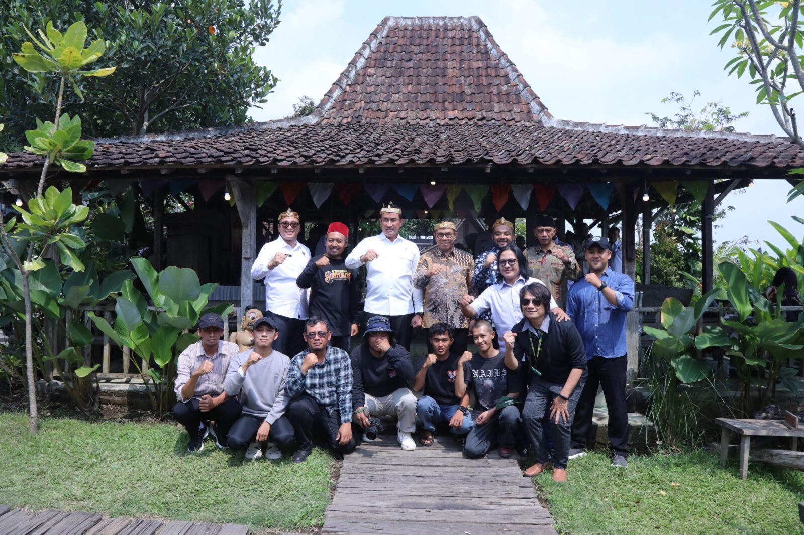 KUNJUNGI DESA BULUKERTO, KEPALA BNN RI APRESIASI MODEL PEMULIHAN PENYINTAS NARKOBA BERBASIS EKONOMI KREATIF