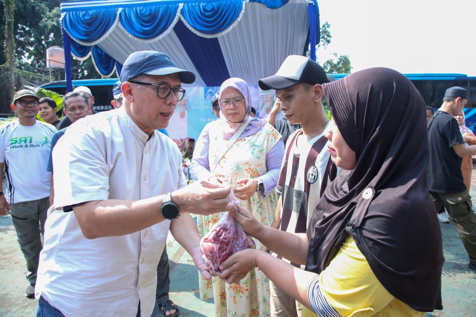 BNN SALURKAN 900 PAKET DAGING KURBAN UNTUK MASYARAKAT SEKITAR