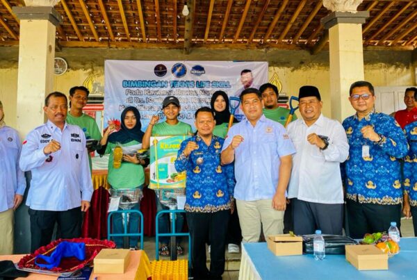 BNN BEKALI MASYARAKAT KAWASAN RAWAN NARKOBA DI CILACAP DENGAN KETERAMPILAN BETERNAK AYAM PETELUR