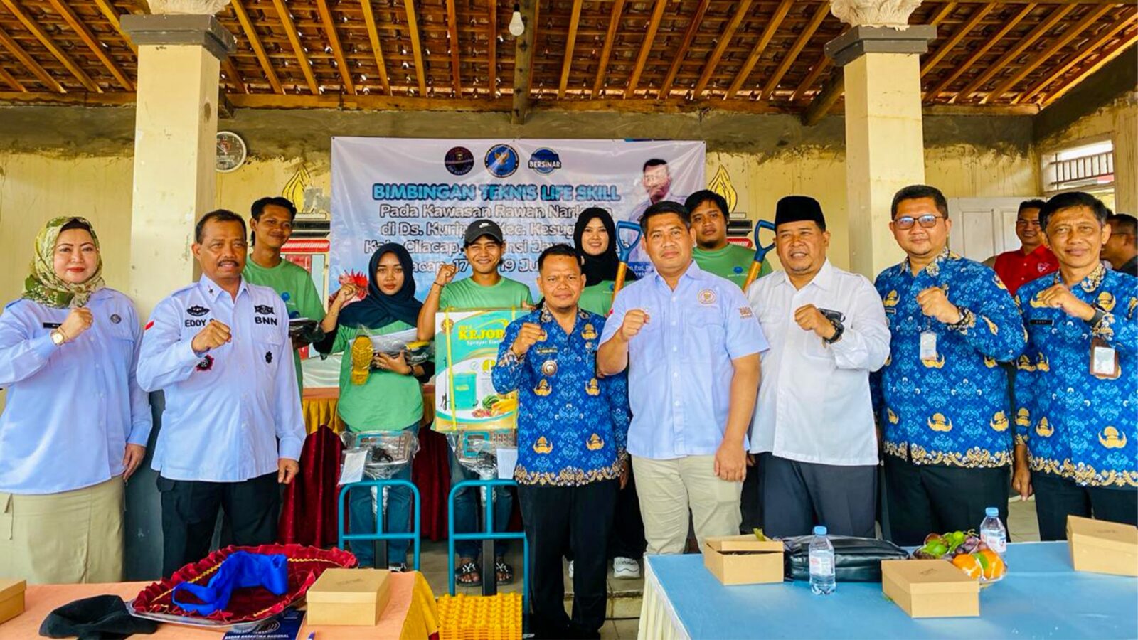 BNN BEKALI MASYARAKAT KAWASAN RAWAN NARKOBA DI CILACAP DENGAN KETERAMPILAN BETERNAK AYAM PETELUR