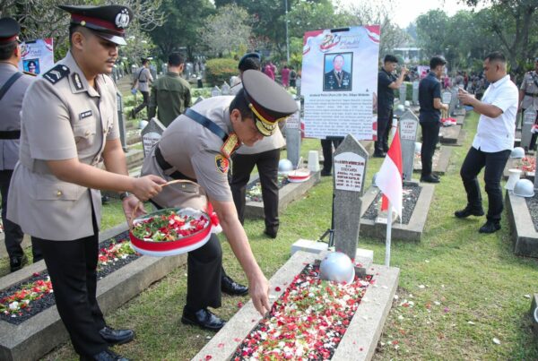 BNN HADIRI ZIARAH DAN TABUR BUNGA HARI BHAYANGKARA KE-80
