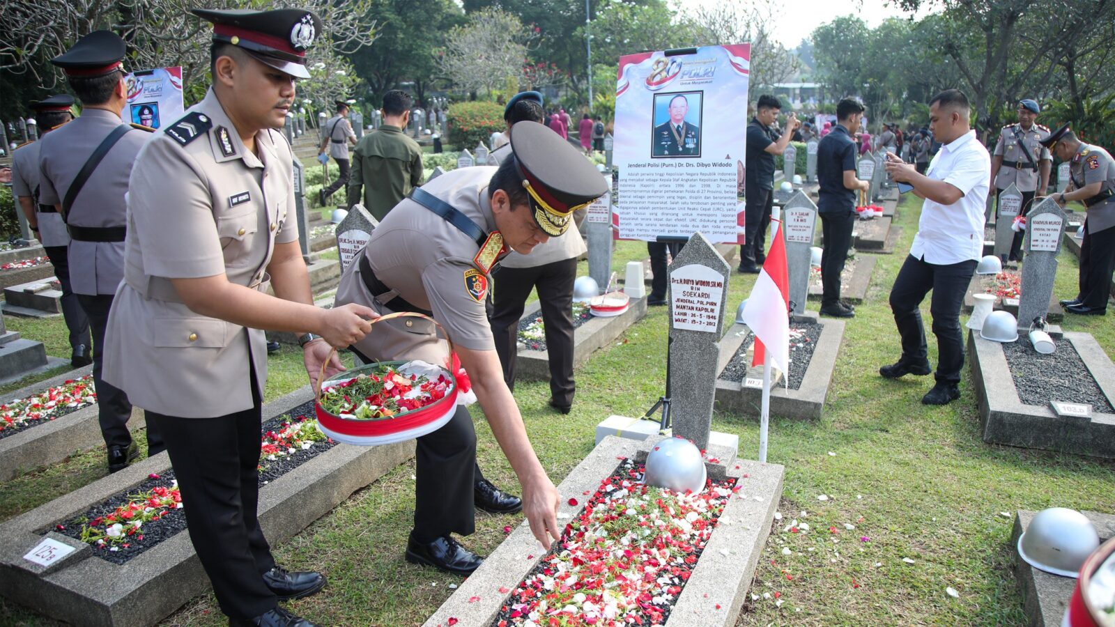 BNN HADIRI ZIARAH DAN TABUR BUNGA HARI BHAYANGKARA KE-80