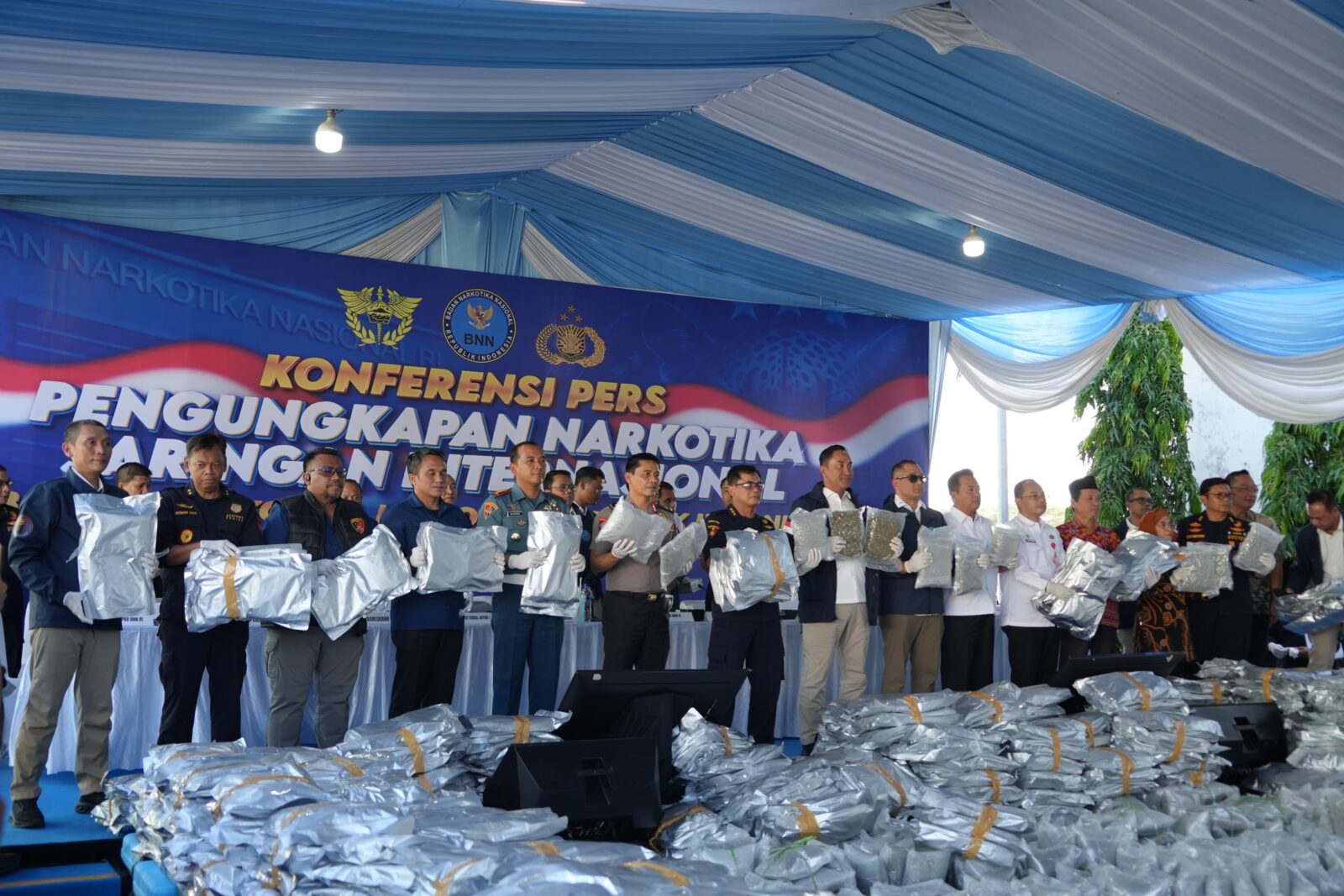 BNN RI GAGALKAN PENYELUNDUPAN 3,37 TON KUNCUP BUNGA CANNABINOID BERKEDOK IMPOR BARANG