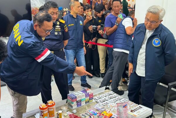 BNN BERSAMA BEA DAN CUKAI BONGKAR JARINGAN PENYELUNDUPAN VAPE BERISI ETOMIDATE ASAL MALAYSIA
