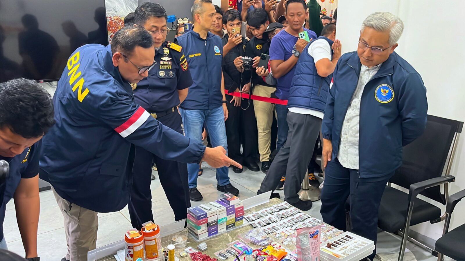 BNN BERSAMA BEA DAN CUKAI BONGKAR JARINGAN PENYELUNDUPAN VAPE BERISI ETOMIDATE ASAL MALAYSIA