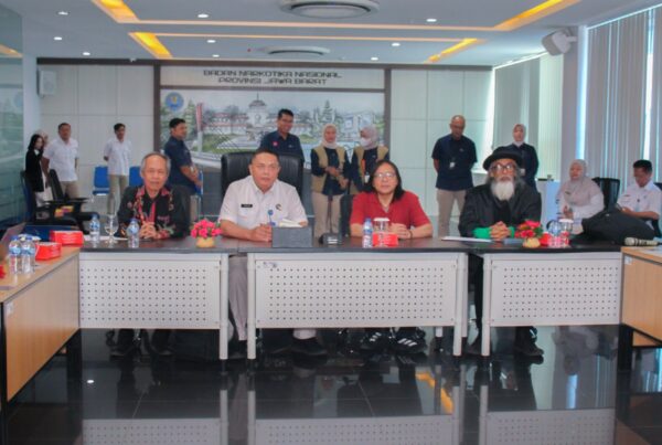 SUARAKAN PENCEGAHAN MELALUI SENI TRADISIONAL, BNNP JAWA BARAT SUKSES GELAR PENJURIAN PASANGGIRI AGUNG NGAWIH SINOM “NARKOBA MUSUH BANGSA”